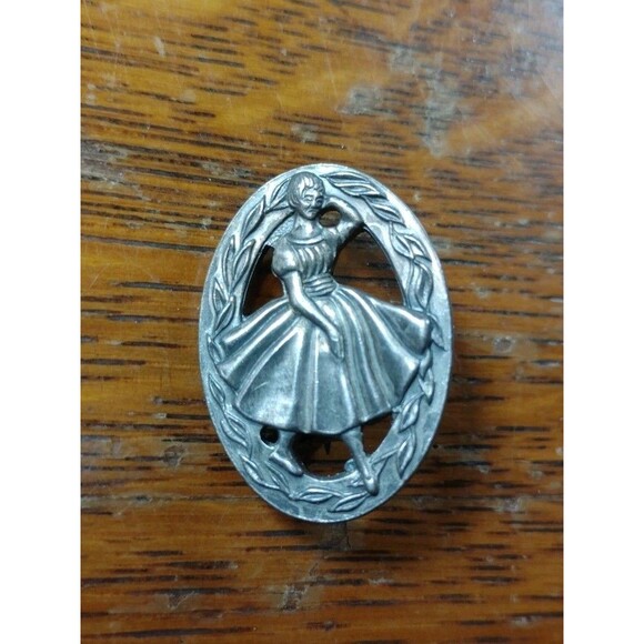 Singer (Sewing Machines) Young Stylemaker Contest Qualifier's Award Pin Vintage - Picture 1 of 4